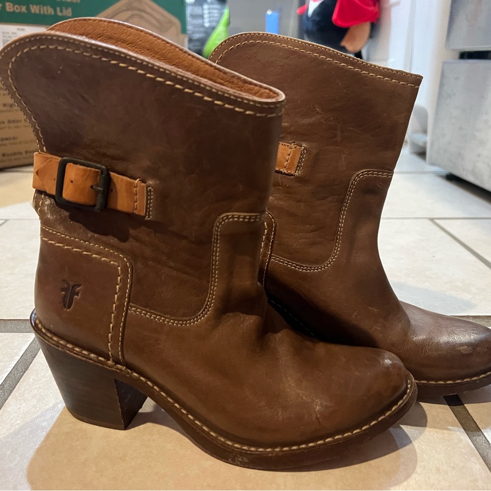 Frye Carmen 77841 leather buckle booties
Womens 5.5